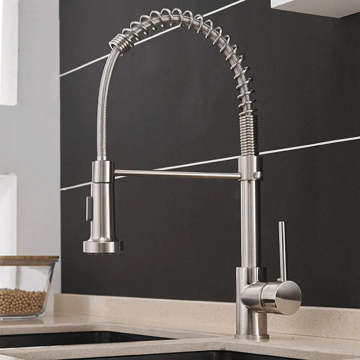 Robinet d'évier noir mat, douchette extensible pour cuisine fonctionnelle.