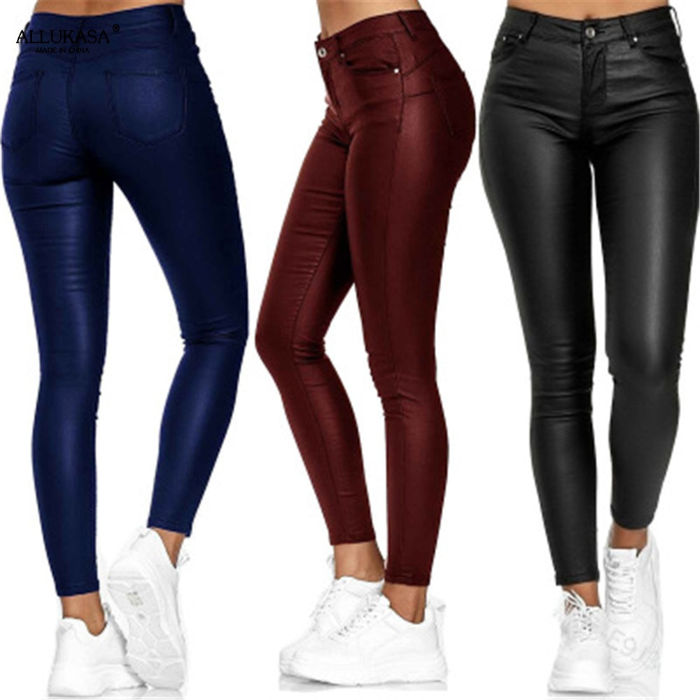 Pantalon femme en cuir stretch noir, taille haute ajustée, chic et confortable pour l'automne.