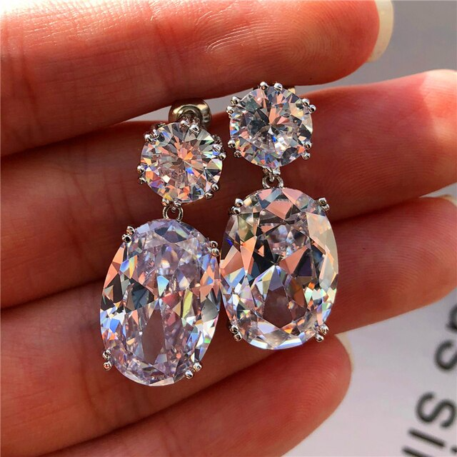 Bijoux pour femmes: boucles d'oreilles ovales modernes, idéales pour un look chic au quotidien ou une soirée.
