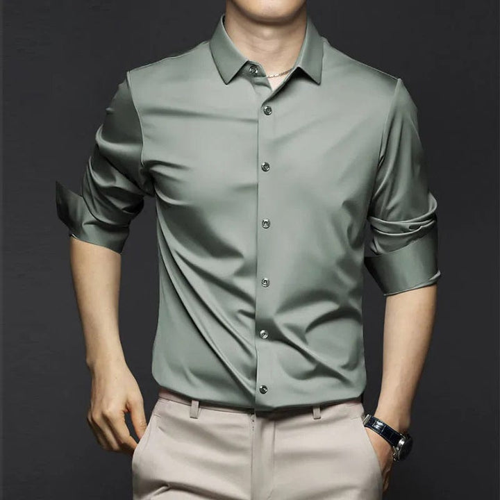 Chemise homme unie élégante, infroissable et coupe slim, un essentiel moderne pour le bureau et le confort quotidien.
