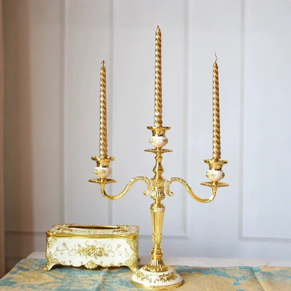 Candelabre décoratif élégant 3 bras en métal doré pour une ambiance romantique maison.