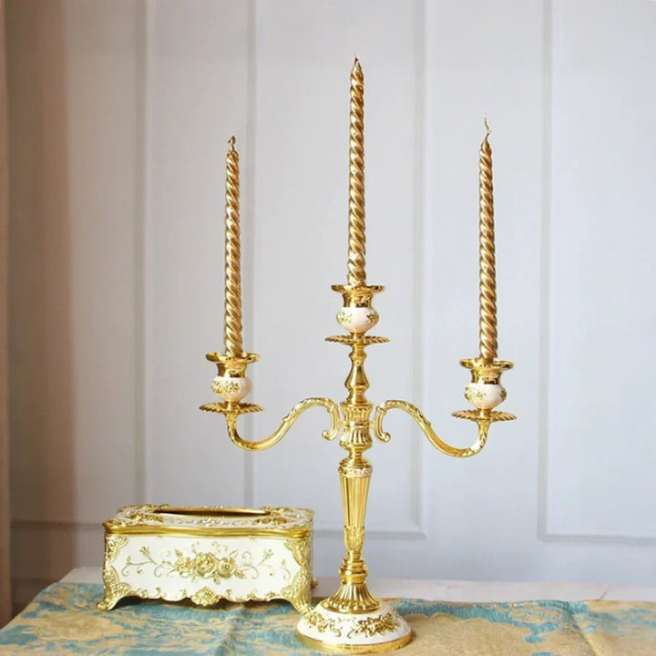 Candelabre décoratif élégant 3 bras en métal doré pour une ambiance romantique maison.