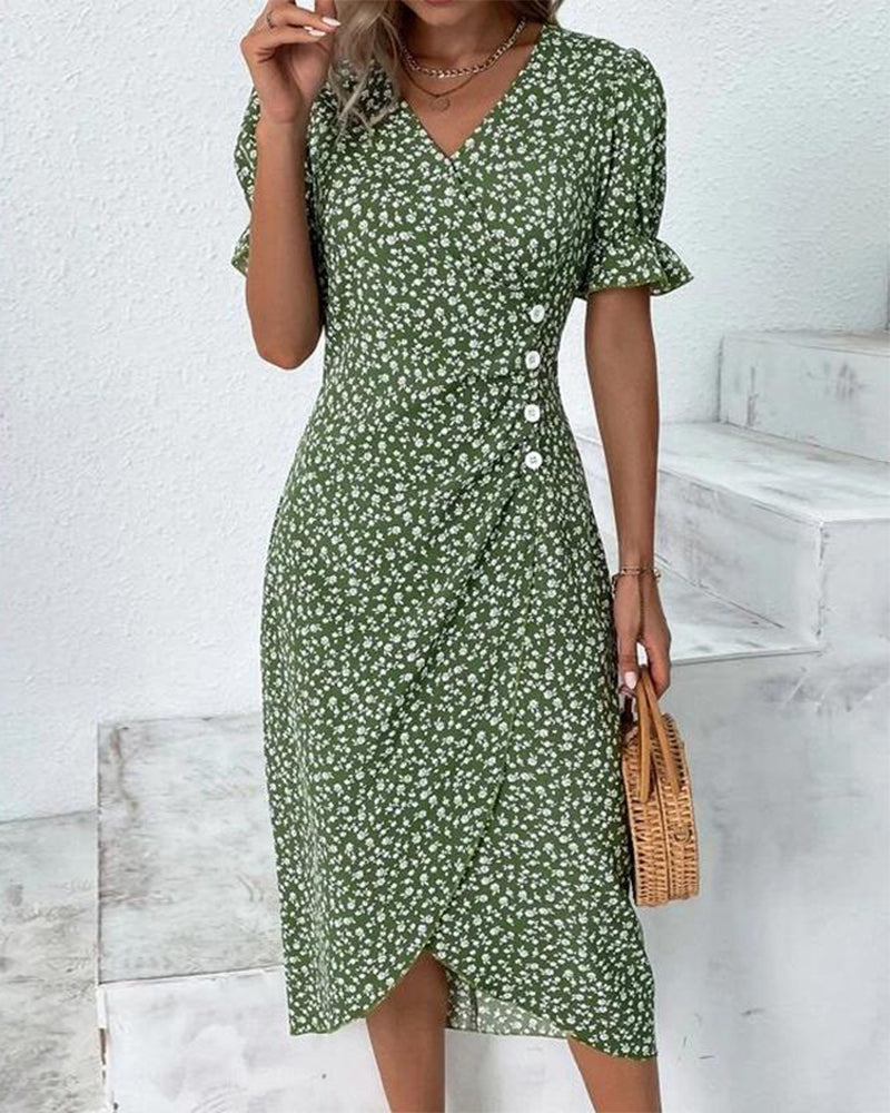 Robe fleurie d'été femme élégante, manches courtes, boutonnée, idéale pour vacances décontractées.