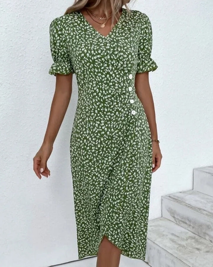 Modèle de robe femme fleurie pour l'été, manches courtes, boutonnée, style vacances décontractées.