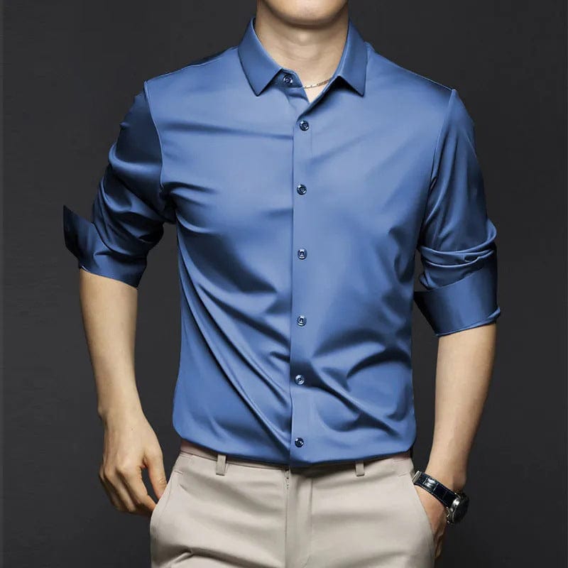 Homme actif portant une chemise homme slim fit infroissable, liberté de mouvement et confort, tenue de bureau moderne.