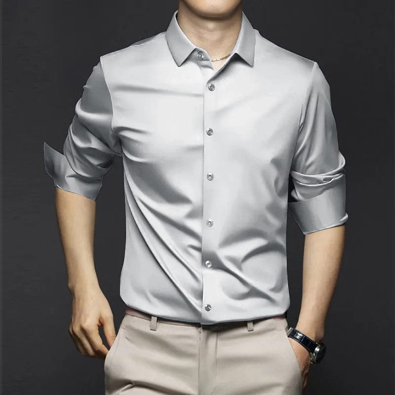 Gros plan sur le tissu uni de la chemise homme sans plis, doux et infroissable, garantissant élégance et confort.