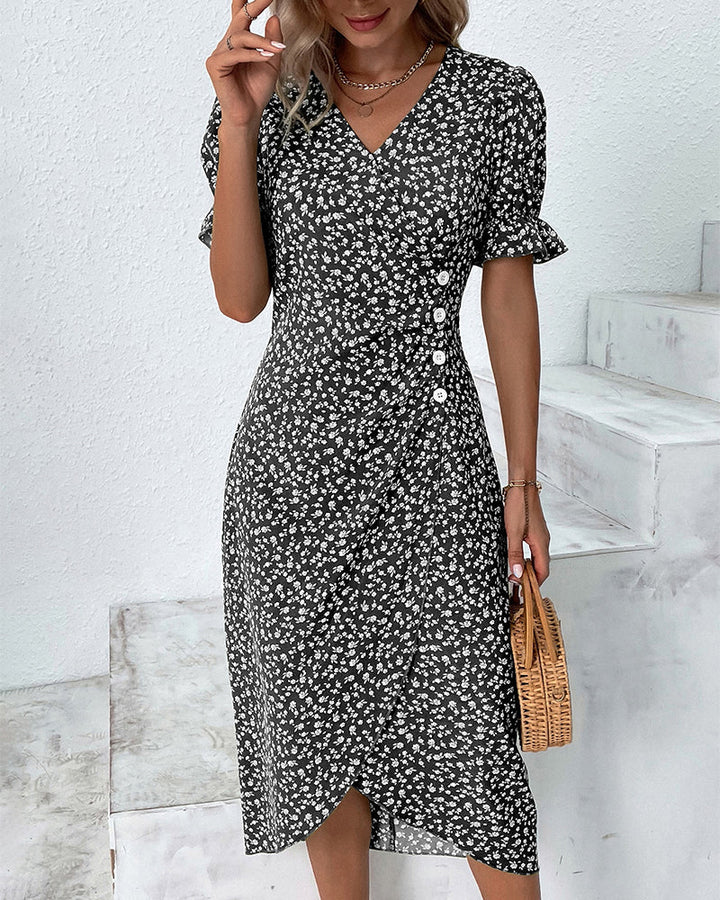 Robe d'été fleurie élégante avec manches courtes, coupe décontractée pour femme, idéale vacances.