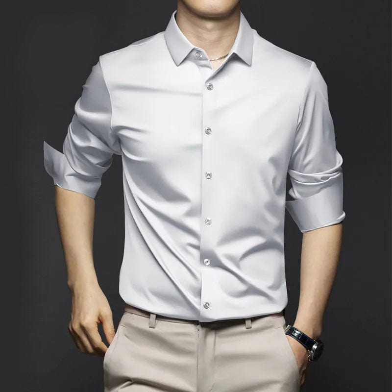 Homme stylé en chemise slim fit élégante et sans plis, tenue de bureau moderne, confort optimal pour les longues journées.