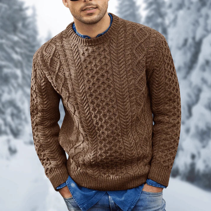 Gros plan pull torsadé homme en laine, texture chaude et confortable. Idéal pour l'hiver et la mode masculine.