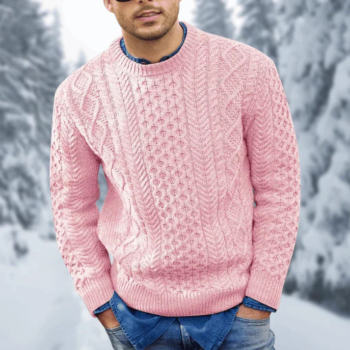 Homme portant un pull torsadé gris élégant. Style décontracté et chic, parfait pour affronter le froid de l'hiver.