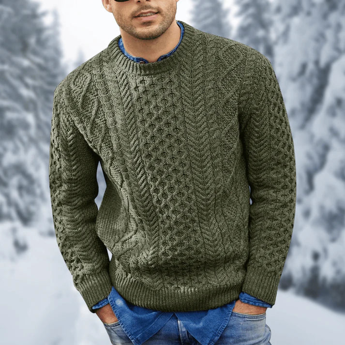 Pull homme torsadé bleu marine, essentiel pour un hiver chaud et confortable. Mode homme, coupe élégante.