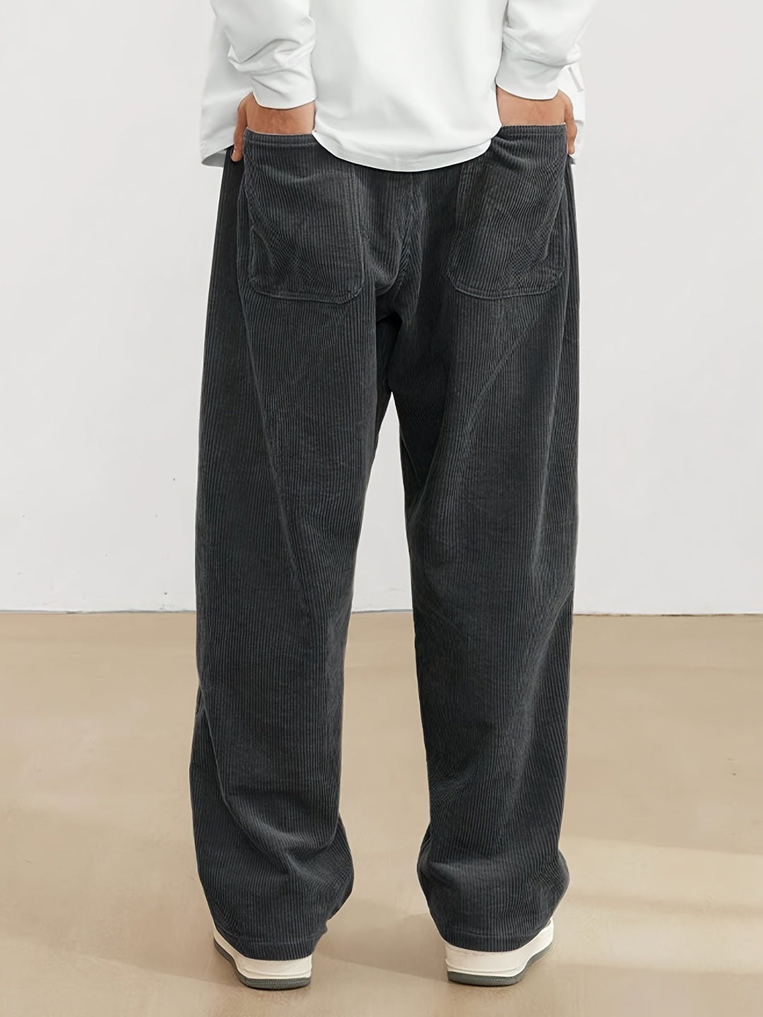 Mode homme: pantalon rétro à jambes larges en velours côtelé, idéal pour un style casual branché.