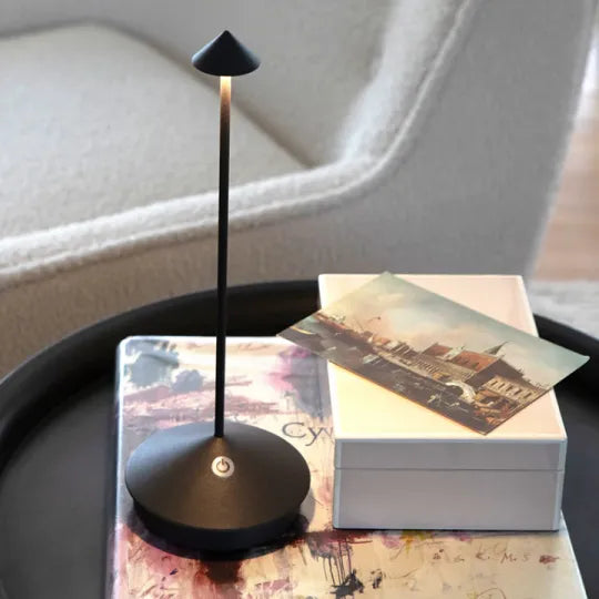 Lampe LED d'extérieur portable. Rechargeable, illumine vos soirées en terrasse avec élégance.