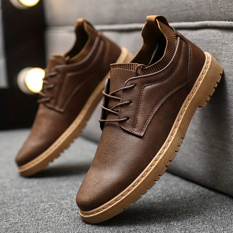 Chaussures hommes marron à lacets, élégantes et confortables, parfaites pour un style décontracté ou habillé.