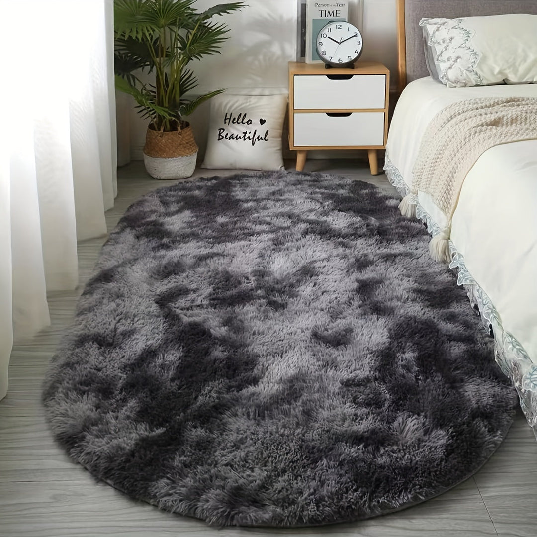 Tapis moelleux ovale blanc, un ajout élégant et doux à toute pièce.