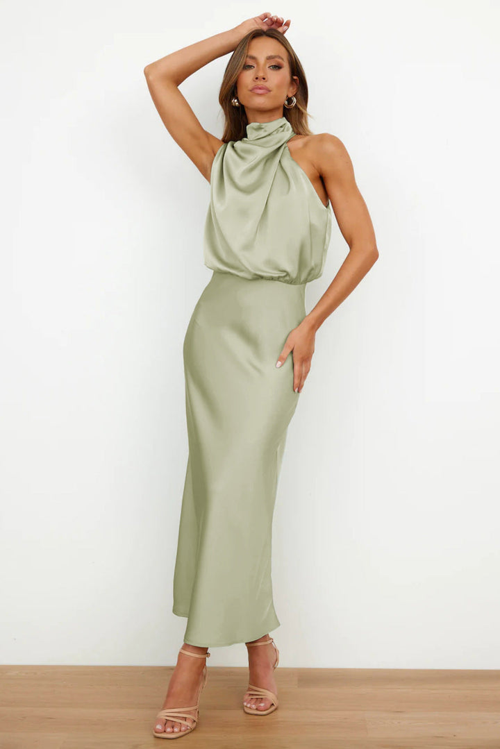 Robe de soirée maxi en satin doux et fluide pour femme, avec drapé élégant, chic et confortable pour occasion spéciale.