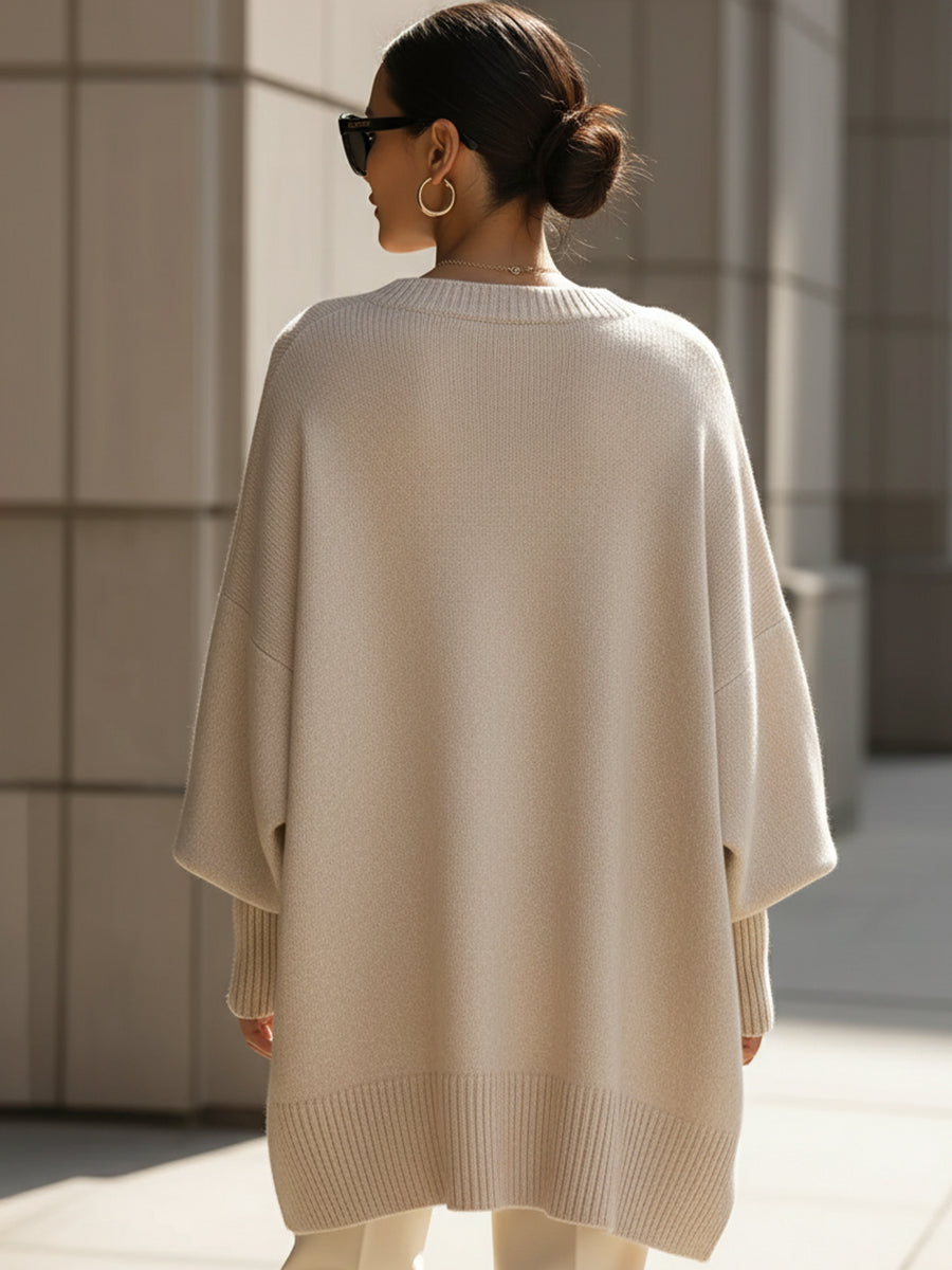 Modèle présentant un poncho oversize, vêtement femme chic pour l'automne-hiver, grand confort assuré.