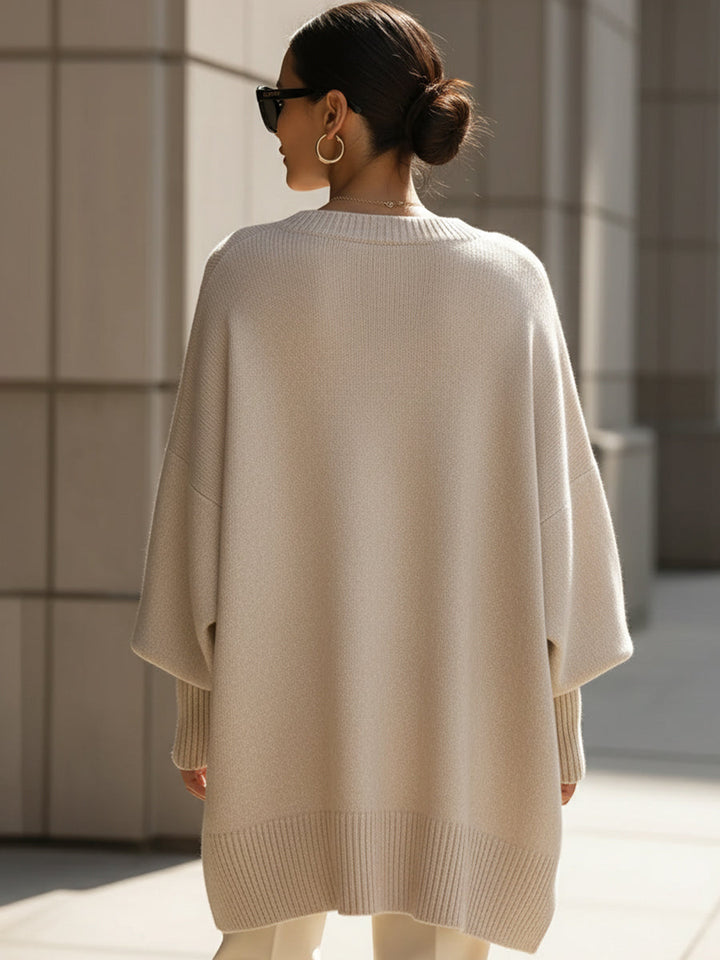 Modèle présentant un poncho oversize, vêtement femme chic pour l'automne-hiver, grand confort assuré.