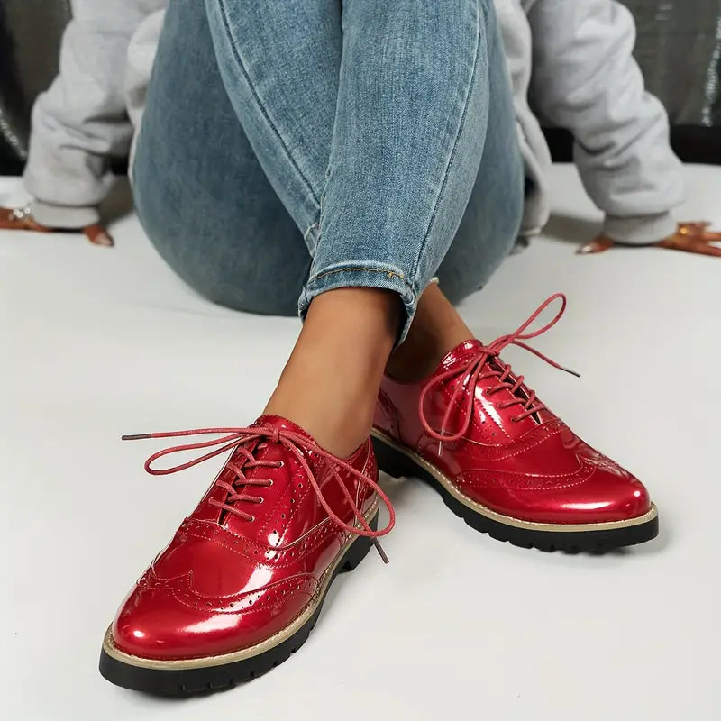 Chaussures de ville femme vernies, à lacets. Confortables et polyvalentes pour un look élégant et chic.