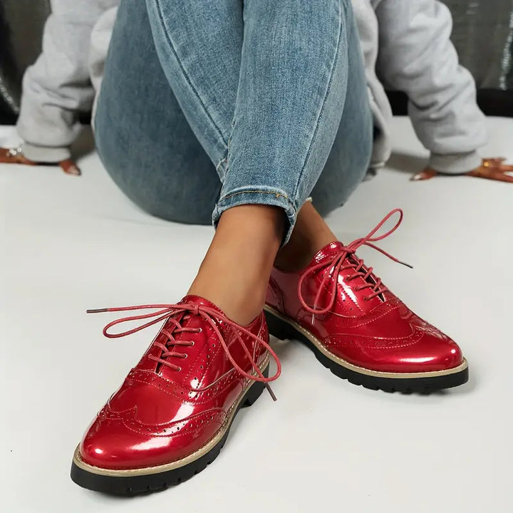 Chaussures de ville femme vernies, à lacets. Confortables et polyvalentes pour un look élégant et chic.