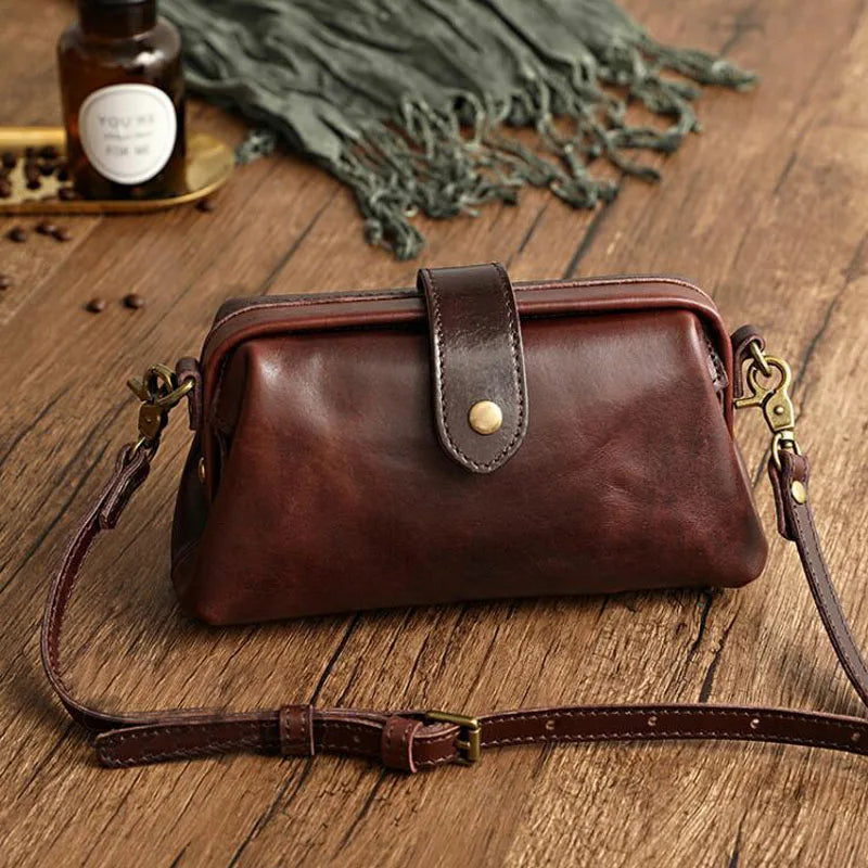 Sac bandoulière Amber en cuir véritable, bandoulière réglable. Idéal pour un look stylé et pratique.