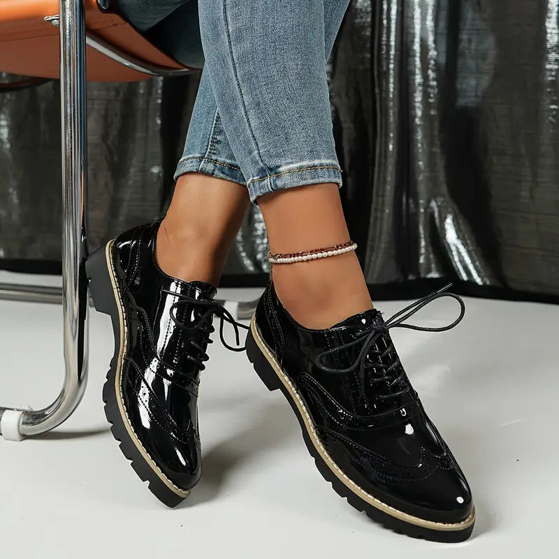 Chaussures Lucienne femme, vernies et à lacets, combinant confort et élégance pour toutes occasions formelles.