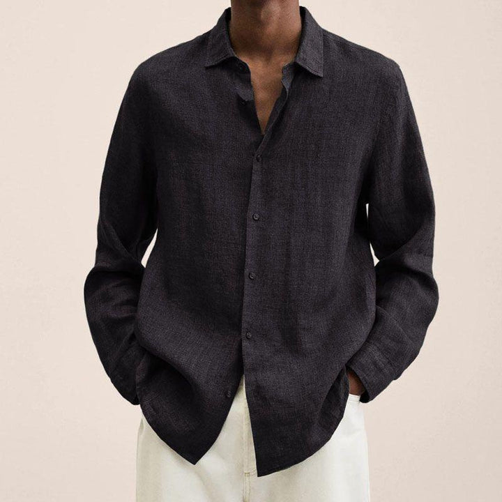 Chemise homme classique à manches longues élégante, parfaite pour un style habillé ou décontracté.