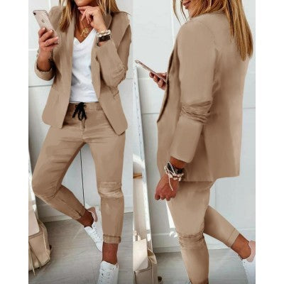 Tailleur femme chic, ensemble blazer pantalon ajusté. Tenue élégante pour bureau ou soirée.