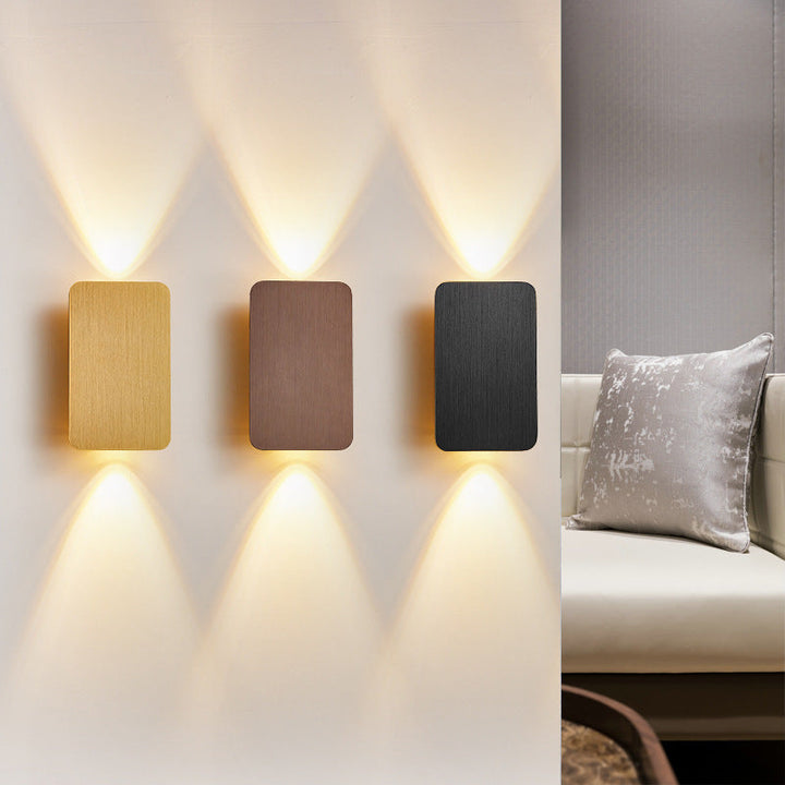 Design moderne, lampe murale LED rectangulaire métallique, pour une décoration intérieure contemporaine et lumineuse.