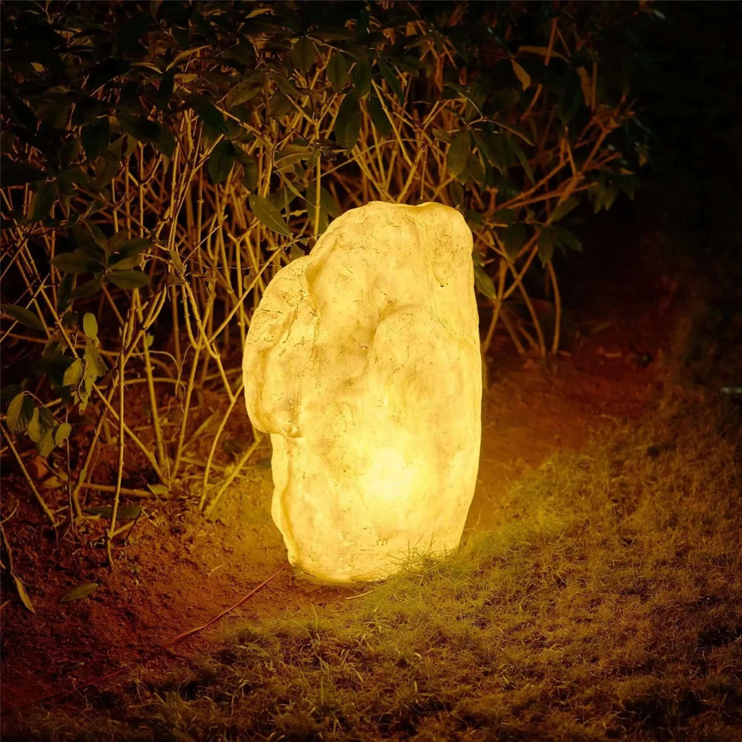 Éclairage de jardin solaire à effet pierre naturelle. Lampe extérieure décorative et étanche pour un design discret.