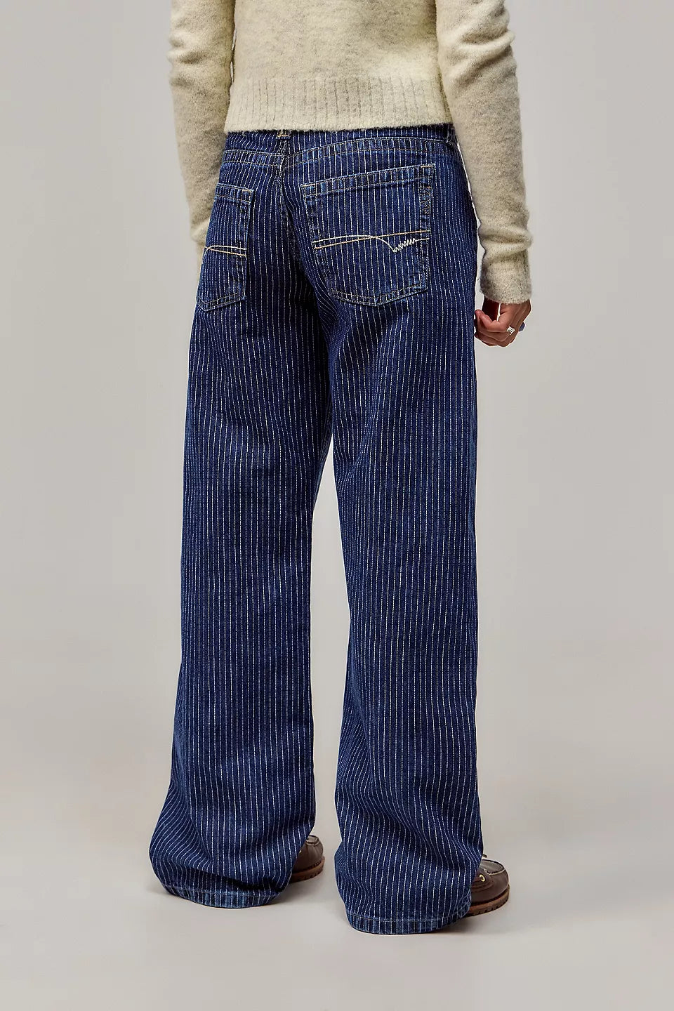 Pantalon large droit Kaelvi femme, idéal pour un look quotidien décontracté ou urbain, alliant style et confort.