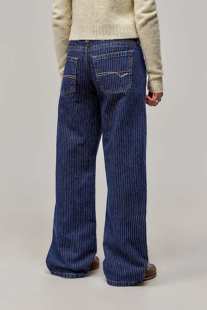 Pantalon large droit Kaelvi femme, idéal pour un look quotidien décontracté ou urbain, alliant style et confort.