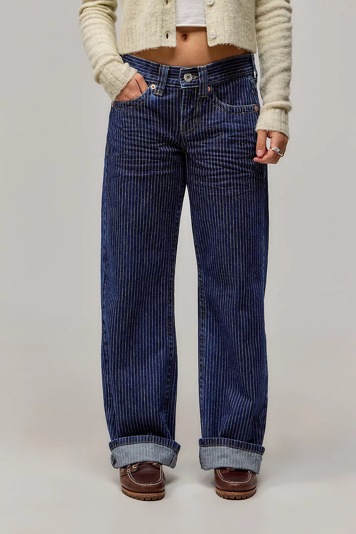 Pantalon Kaelvi femme à coupe large et droite, style urbain décontracté. Élégance et confort assurés au quotidien.