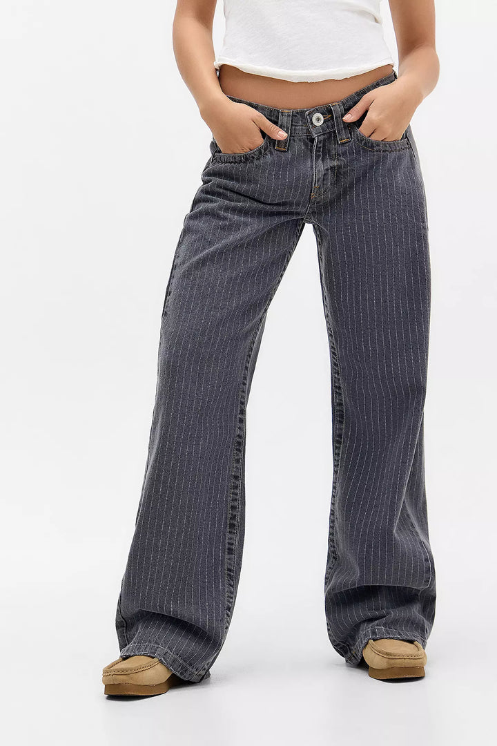 Pantalon large droit Kaelvi pour femme, élégant et confortable. Idéal pour un look quotidien décontracté.