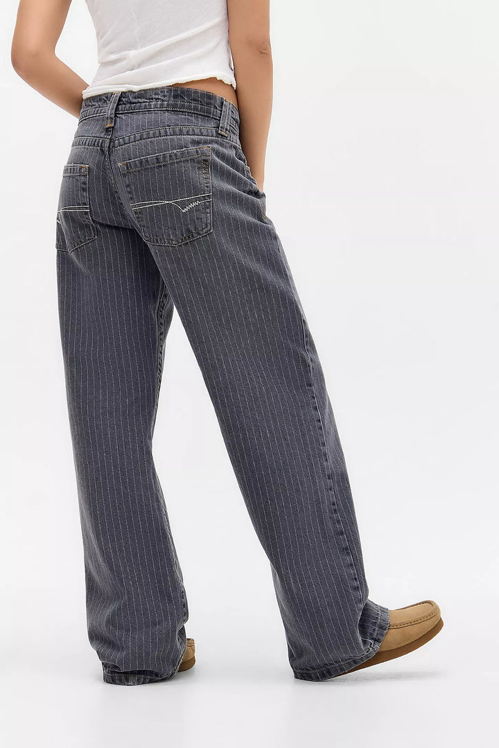 Pantalon Kaelvi femme large et droit, offrant un confort optimal au quotidien. Idéal pour un style décontracté.