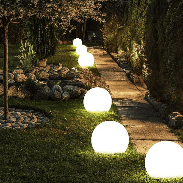 Éclairage de jardin IP65: lampe sphérique solaire LED, autonome et robuste pour l'extérieur.