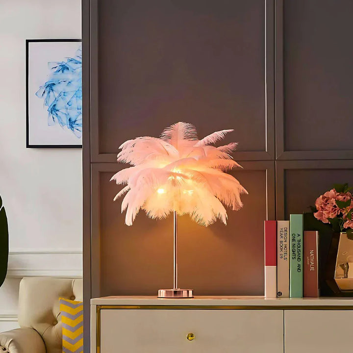 Luminaire décoratif à plumes d'autruche, lumière douce créant une ambiance élégante et raffinée.