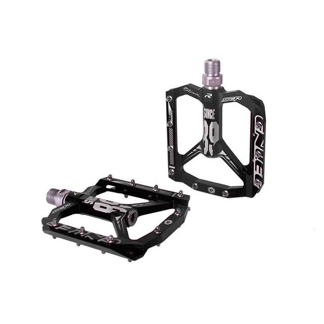 Pédales plates VTT ultralégères en aluminium, offrant adhérence supérieure pour cyclisme et performances optimales.
