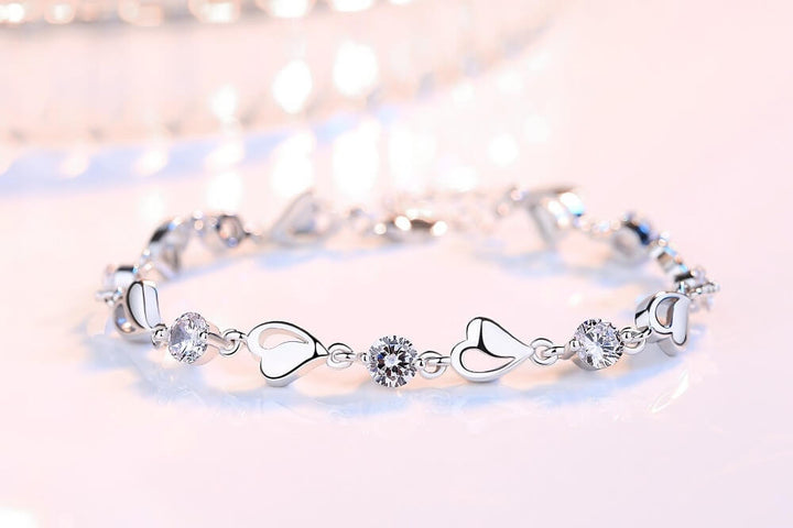 Bracelet quotidien en argent 925 pour femme, avec motif cœur. Un bijou élégant et polyvalent.