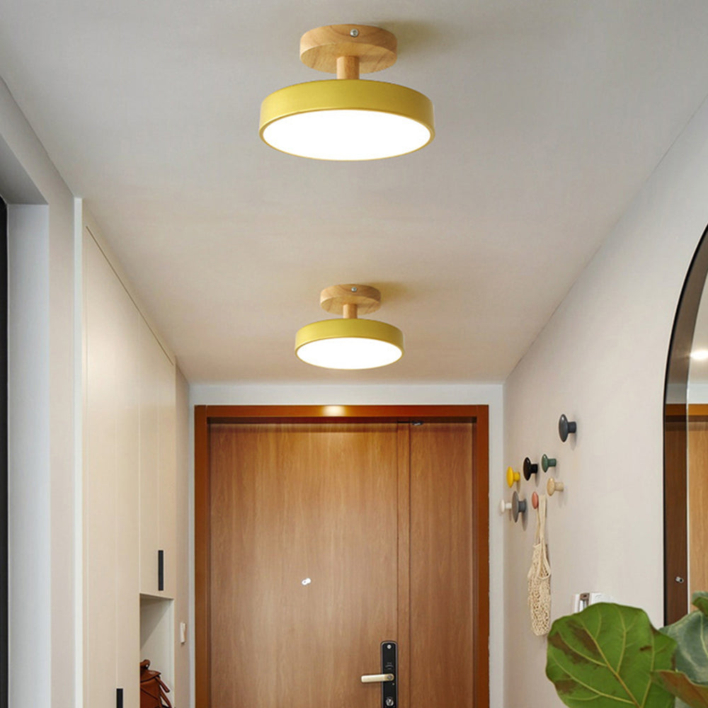 Plafonnier en bois et pastel. Design scandinave, lumière douce pour entrée.