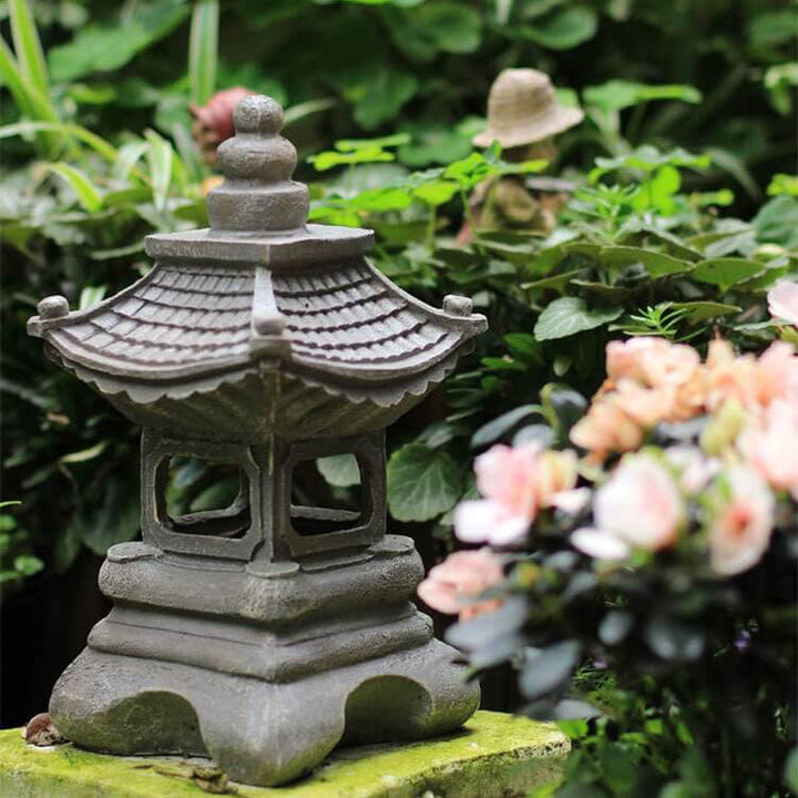 Décoration de jardin solaire: lampe LED pagode zen en pierre, pour une ambiance apaisante.