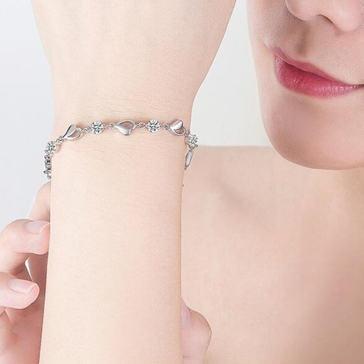 Bracelet femme en argent sterling 925, design cœur élégant. Idéal pour le quotidien ou un cadeau chic.