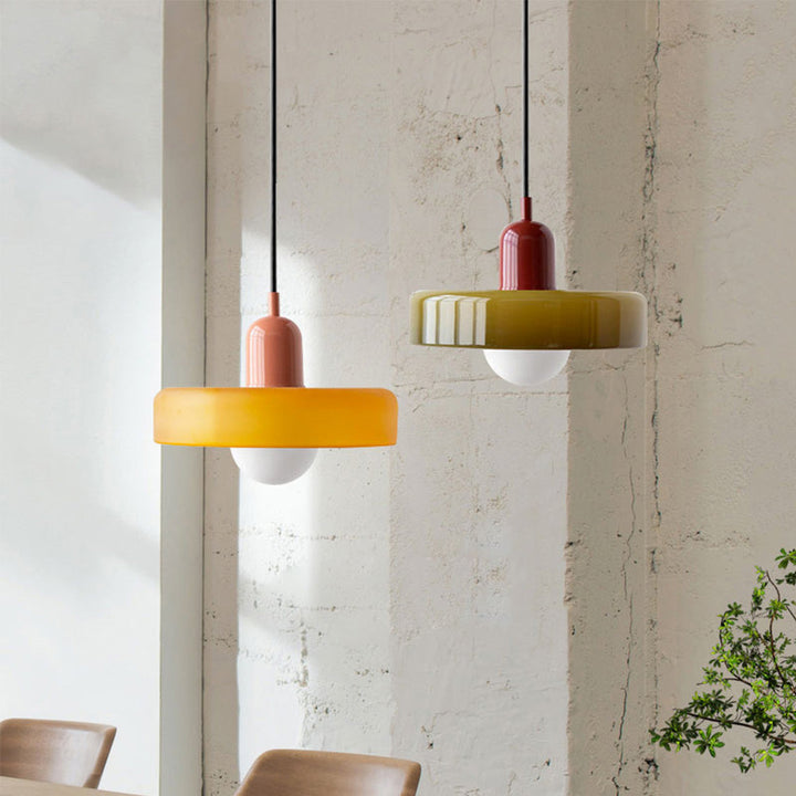 Suspension Bauhaus moderne en verre coloré, luminaire design pour salon contemporain.