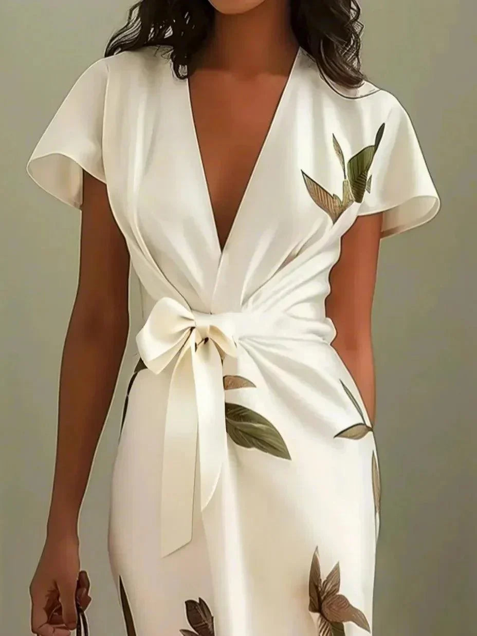 Robe midi femme à col V, coupe portefeuille ajustée, imprimé floral délicat et manches courtes. Mode printemps-été.