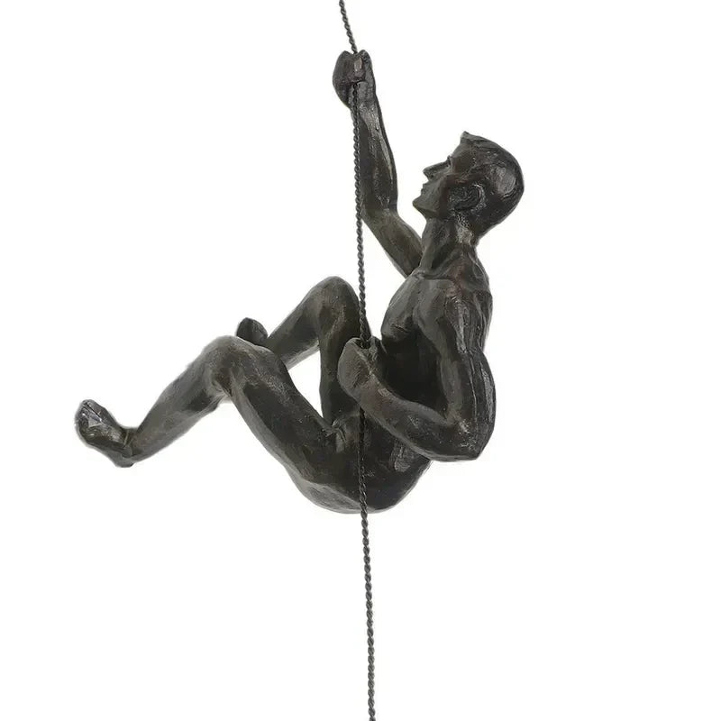 Élégante sculpture murale Homme Grimpant, art moderne en résine pour un design intérieur chic.