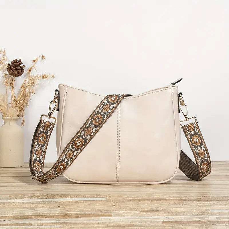Femme portant un sac à bandoulière végétalien élégant, accessoire mode éthique et chic.