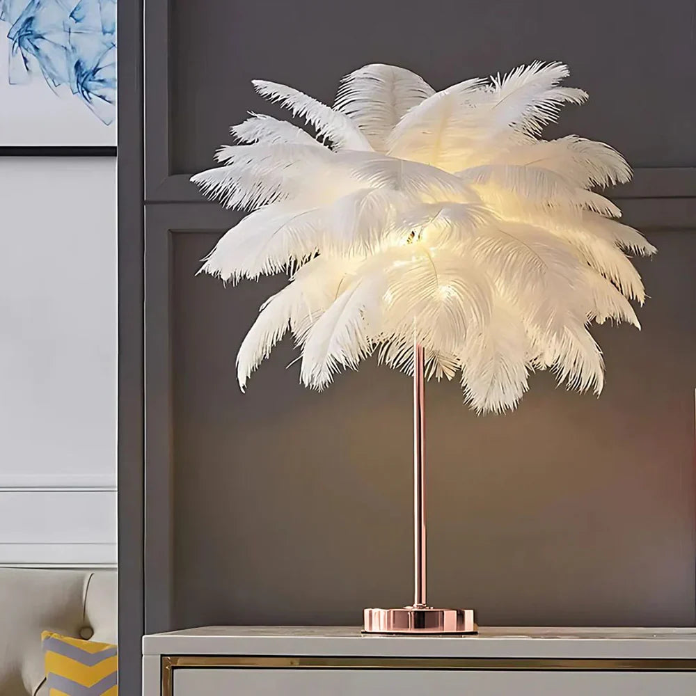 Lampe de table à plumes d'autruche blanches, design luxueux pour chambre ou salon élégant.