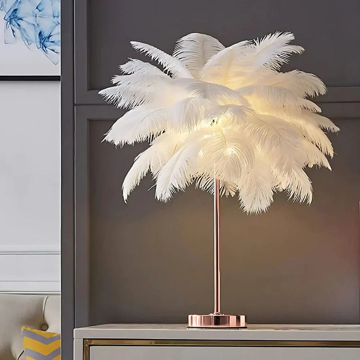 Lampe de table à plumes d'autruche blanches, design luxueux pour chambre ou salon élégant.