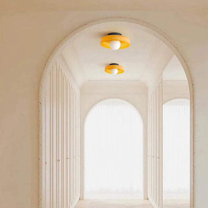 Lampe de plafond LED ronde, style moderne, pour un salon lumineux et décoratif.