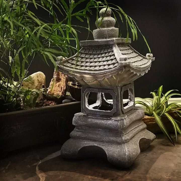 Éclairage extérieur solaire LED, design pagode zen texture pierre, parfait pour le jardin.
